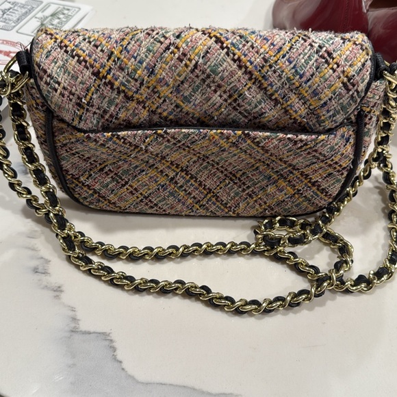 Karl Lagerfeld Paris Agyness tweed shoulder bag with a turn-lock closure - Picture 2 of 9